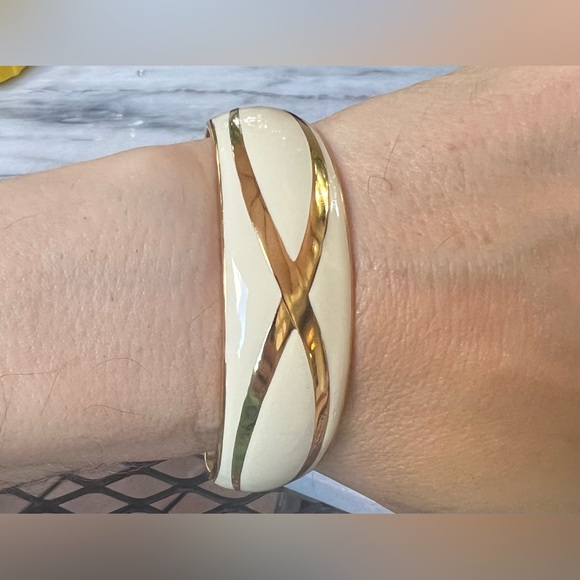 Vintage Avon Cream and Goldtone Enamel Bracelet, Size 6.5”, Super Condition! - Picture 6 of 7